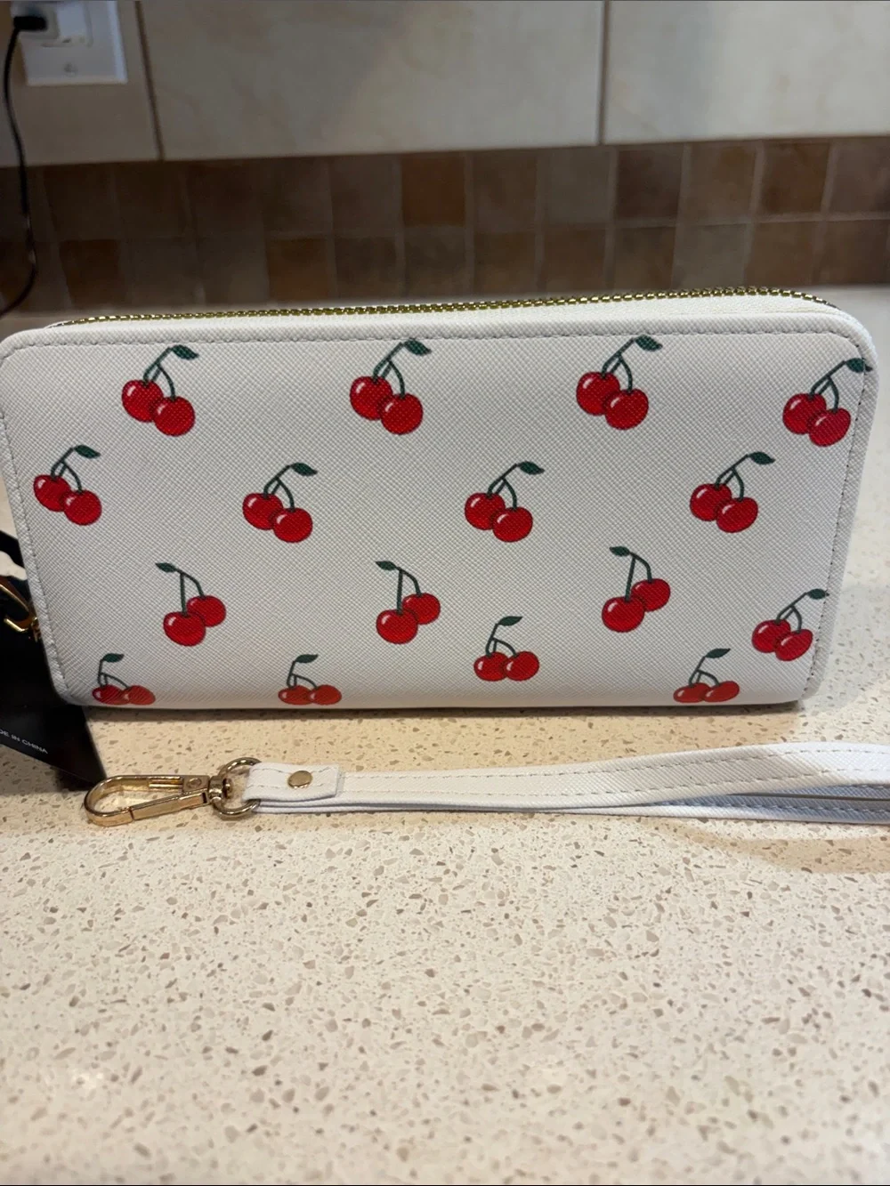 Montres Carlo NWT Vegan Leather Cherry Print Wallet/Wristlet - Picture 1 of 4